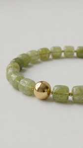 Collier artisanal de luxe en résine, bijoux fantaisie de créateur, avec perles colorées scintillantes et motif personnalisé - Product Image 5