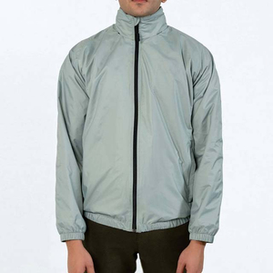 Veste coupe-vent imperméable et respirante avec logo personnalisé pour l'hiver, pour hommes et femmes, à capuche, fermeture éclair, en polyester écologique pour l'extérieur - Product Image 1
