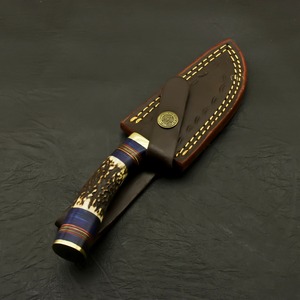 Couteau de poche artisanal en acier Damas de qualité industrielle, manche en corne de cerf, étui en cuir, lame à pointe clip, pour usage extérieur et camping 8 - Product Image 3