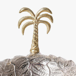 Bol décoratif de luxe en métal argenté avec finition dorée, poignée sculptée en forme de palmier, motif de feuilles orné, pour servir des fruits secs - Product Image 4