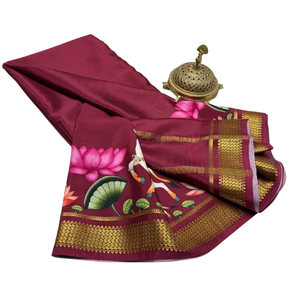 ชุดส่าหรีสีแดงเลือดหมูสำหรับงานเทศกาลอินเดีย พร้อมลายพิมพ์แบบดั้งเดิมและขอบสีทอง - Product Image 2