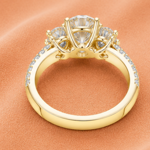 Bague de fiançailles de luxe en or jaune avec trois diamants ronds, pavée, certifiée IGI, bijoux de mariage - Product Image 4