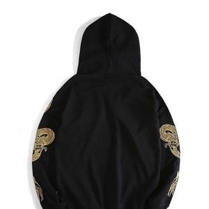 Sudadera con capucha de bordado moderno diseñada con costuras de primera calidad y forro polar suave para un confort superior. - Product Image 6
