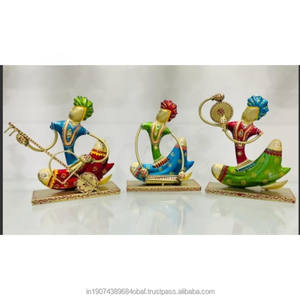 Ensemble de figurines en métal Art Déco représentant des musiciens folkloriques traditionnels du Rajasthan (lot de 3) pour les célébrations de Diwali et de mariage - Product Image 1