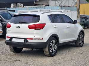 Sportage SUV Compacto Crossover Blanco Usado con Volante a la Izquierda, 5 Puertas, Modelo 2015, Transmisión Automática, Motor Turbo, Urban Dark - Product Image 2
