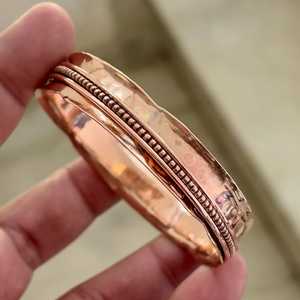 Brazalete Ajustable de Cobre Martillado Hecho a Mano - Joyería Ayurvédica de Lujo para Hombres y Mujeres, Personalizable, Regalo para el Día de la Madre o Graduación - Product Image 4