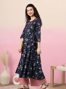 ชุดคุर्ตาอานาร์กาลีผ้าฝ้ายสีน้ำเงินพิมพ์ลายดอกไม้สำหรับผู้หญิง คอทรงกลม แขนสามส่วน ออกแบบมาเพื่อการสวมใส่ลำลองสไตล์ชาติพันธุ์ทั่วโลก - Product Image 2