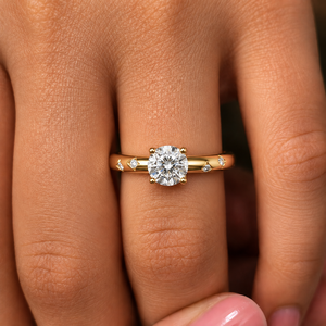 Bague de fiançailles solitaire en or jaune 14 carats avec diamant de laboratoire rond serti en clos, certifié IGI VVS, motif floral personnalisé, bijoux fins - Product Image 2