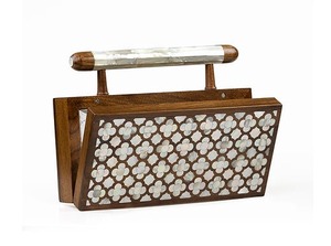 Élégante pochette artisanale en nacre avec incrustation de mosaïque de coquillages et chaîne détachable - Product Image 2