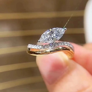 Anillo de Compromiso con Moissanita de Corte Marquesa de 3 Quilates |   Anillo Pavé en Espiral Chapado en Oro sobre Plata 925 |   Anillo con Diamante de Laboratorio con Engaste de Puntas - Product Image 1