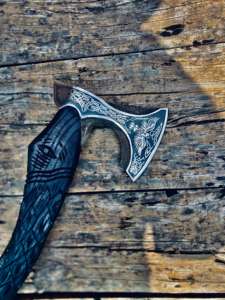 Hache artisanale en acier au carbone de qualité industrielle, manche en bois, lame de 3 5/8 pouces, longueur totale de 22 pouces, pour la survie en plein air et le travail du bois - Product Image 3