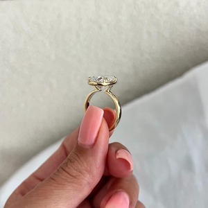 Bague de fiançailles et de mariage solitaire à profil bas en or jaune 14k/18k, sertie de diamants de laboratoire taille poire, design tendance - Product Image 4