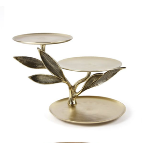 Support de service artistique à trois niveaux en or, orné de motifs de feuilles réalistes et de plats. Disponible à prix de gros. - Product Image 1