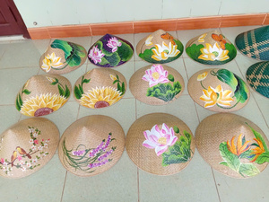 Chapeau conique artisanal en feuilles de palmier et bambou, idéal pour les activités de plein air, les événements culturels et les marchés de gros - Product Image 4
