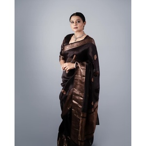 Sari de Trabajo de Seda Suave Banarsi a la Moda con Blusa Sin Coser en Negro - Product Image 1