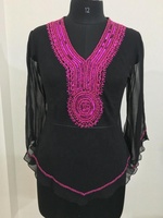 Vêtement féminin tendance printemps/été en georgette avec appliques, perles et sequins, broderie à la main, éco-responsable et respirant