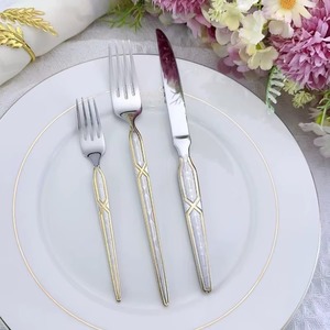 Juego de cubiertos metálicos glamurosos de estética moderna que realza la presentación de la mesa. Ideal para uso diario o eventos especiales. - Product Image 3