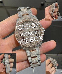 Montre-bracelet ronde en acier inoxydable avec cadran en verre, résistance à l'eau 10 bars, boîtier entièrement serti de moissanite, bracelet en acier inoxydable avec fermoir - Product Image 3