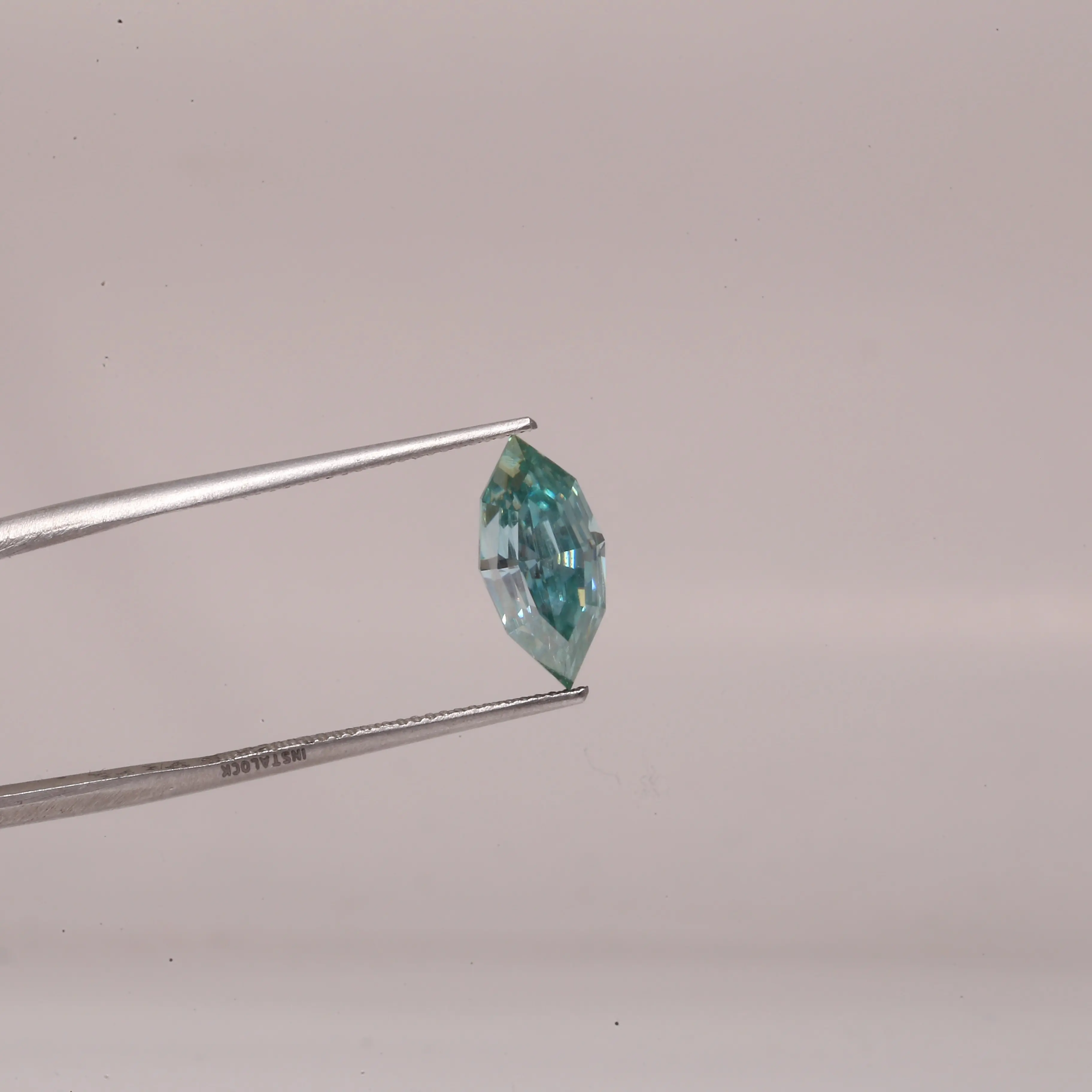 Met Een Prachtige 1-karaats Marquise Geslepen In Het Laboratorium Gekweekte Diamant Gecertificeerd Door Igi Vanwege Zijn Uitzonderlijke D-Kleur En Vvs-Helderheid