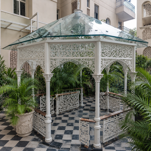 Pergola de jardin extérieure en verre blanc orné avec colonnes décoratives et panneaux en treillis - Product Image 3