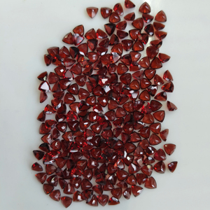 โกเมนสีแดงธรรมชาติ 5 มม. ทรงทริลเลียนคัท คุณภาพดีที่สุด พลอยเม็ดเดี่ยวสำหรับทำเครื่องประดับ - Product Image 2