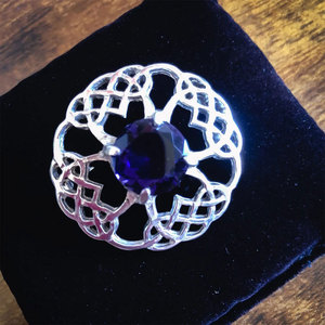 Broche de nudo celta con zafiro o piedra oscura, broche plateado para kilt de las Tierras Altas, accesorios tradicionales - Product Image 1