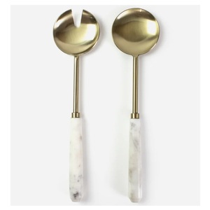Ensemble de service à salade grand format à prix abordable avec manche en marbre, cuillère et fourchette de service plaquées or, ustensiles de cuisine, couverts - Product Image 1