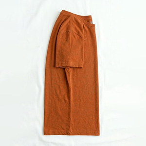 Camiseta unisex color naranja óxido con estampado de bate y pelota de béisbol, cuello redondo, manga corta, estilo casual, algodón, corte regular, para todas las estaciones. - Product Image 6