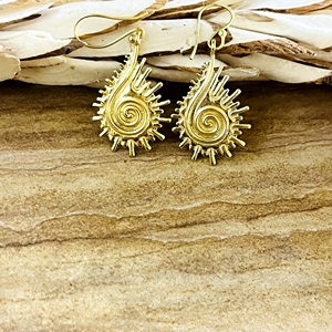 Boucles d'oreilles pendantes Primum Look Design Boho en laiton tribal pour femmes, plaqué or 18 carats, motif tourbillon soleil céleste, pour la vente en gros/OEM/ODM - Product Image 2