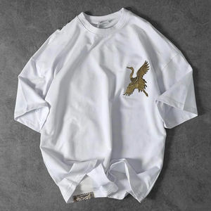 T-shirt ample en maille respirante à col en V pour homme, style streetwear, imprimé par sublimation, écologique, décontracté, uni, délavé - Product Image 1