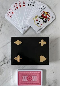 Boîte de rangement minimaliste en résine pour cartes de poker avec couvercle laqué noir et symboles de pique, forme rectangulaire, organisateur de jeu décoratif - Product Image 3