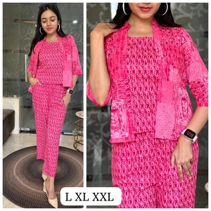Conjunto Coordinado de Blazer y Pantalones de Algodón Crepé Rosa Floral Hecho a Medida Rishab Marketix, Cintura Media, Cierre con Cordón, Ajuste Holgado de Verano - Product Image 1