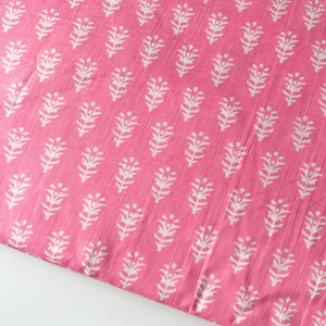 Tela de algodón estampada a mano con motivos blancos sobre base rosa, tela india hecha a mano, material suave de algodón para vestidos, tela artesanal. - Product Image 3