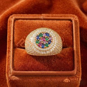 Anillo de Oro Amarillo de 18K para Hombre con Incrustaciones de Piedras Preciosas Arcoíris, Banda Abombada, Joyería Hip Hop, Anillo con Diamantes de Corte Baguette y Redondo - Product Image 2