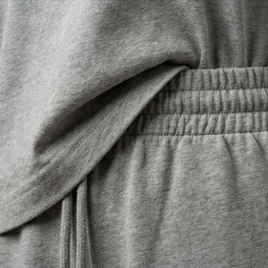 Ensemble tricoté 2 pièces pour femme, t-shirt gris à manches courtes avec logo en relief et short au-dessus du genou, coupe décontractée, toutes saisons - Product Image 5