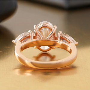 แหวนเพชรทรงรี 2.36 กะรัต เพชรเลี้ยงในห้องปฏิบัติการ 3 เม็ด ทองคำขาว 14K VS1 VVS1 เหมาะสำหรับงานแต่งงาน งานครบรอบ ของขวัญ IGI - Product Image 4