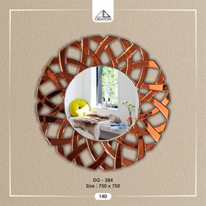 Ce miroir au design artistique et contemporain sert d'élément décoratif distinctif, au lieu d'être un simple miroir fonctionnel. - Product Image 4