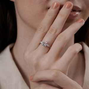 Precioso Anillo de Tres Piedras de Moissanita con Corte Redondo para Mujer, Plata 925 Original, Ideal para Regalo de Cumpleaños para Novia - Product Image 5