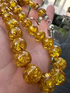 Tasbih de resina con copos dorados y cuentas brillantes, hecho a mano para un conteo de oraciones suave, que añade elegancia al zikr diario. - Product Image 2