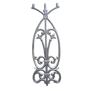 Balustre d'escalier en fer traditionnel au design gothique, construction durable, balustrade élégante, style architectural classique intemporel, raffiné. - Product Image 1