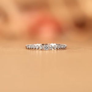 Anillo de Diamante Corte Princesa con Banda de Perlas y Piedras Laterales Cultivadas en Laboratorio, Oro Blanco de 14K, Certificado IGI, Anillo de Compromiso Minimalista de Lujo - Product Image 1