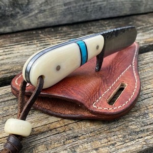 Couteau Bull Cutter en acier 1095 fait main sur mesure, manche en os blanc, intercalaire turquoise, lame fixe avec étui en cuir - Product Image 3