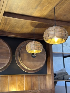 Conjunto de Muebles de Bar de Madera, Estación de Bebidas Industrial con Barril de Vino, Mostrador de Bar Independiente con Estante de Exhibición - Product Image 4