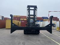 Montacargas Diésel de 12 Toneladas (12000 kg) con Horquillas Largas para Manejo de Materiales Pesados en Contenedores