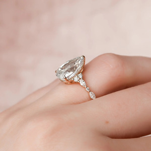 แหวนหมั้นเพชรทรงลูกแพร์สามเม็ดสุดหรู - Product Image 4