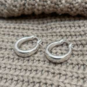 Petites boucles d'oreilles créoles épaisses et rondes, minimalistes, pour femmes, plaquées argent, délicates - Bijoux pour fêtes et cadeaux - Product Image 2