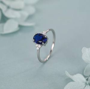 Anillo Ovalado de Zafiro Sintético en Plata de Ley, Anillo de Zafiro Simulado con Diseño de Inspiración Vintage - Product Image 1