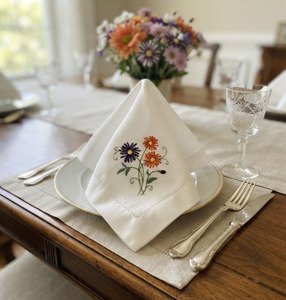 Serviette en tissu personnalisée brodée de fleurs de marguerite colorées serviette de table en lin blanc ourlet serviettes de table maison hôtel cadeaux de mariage - Product Image 1