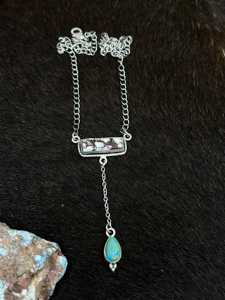 Collar de Turquesa Kingman Hecho a Mano con Caballo Salvaje, Plata de Ley, Joyería Artesanal Boho del Suroeste, Regalo Exclusivo para Ella - Product Image 4