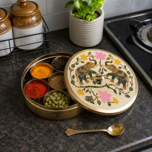 Caja de Masala de Latón Hecha a Mano con Diseño de Elefante Pintado a Mano, 7 Recipientes para Especias, Organizador de Almacenamiento de Cocina con Tapa y Cuchara - Product Image 4
